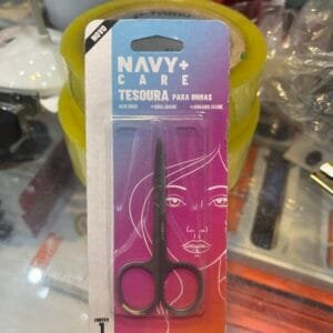 Tesoura corta pelo nariz